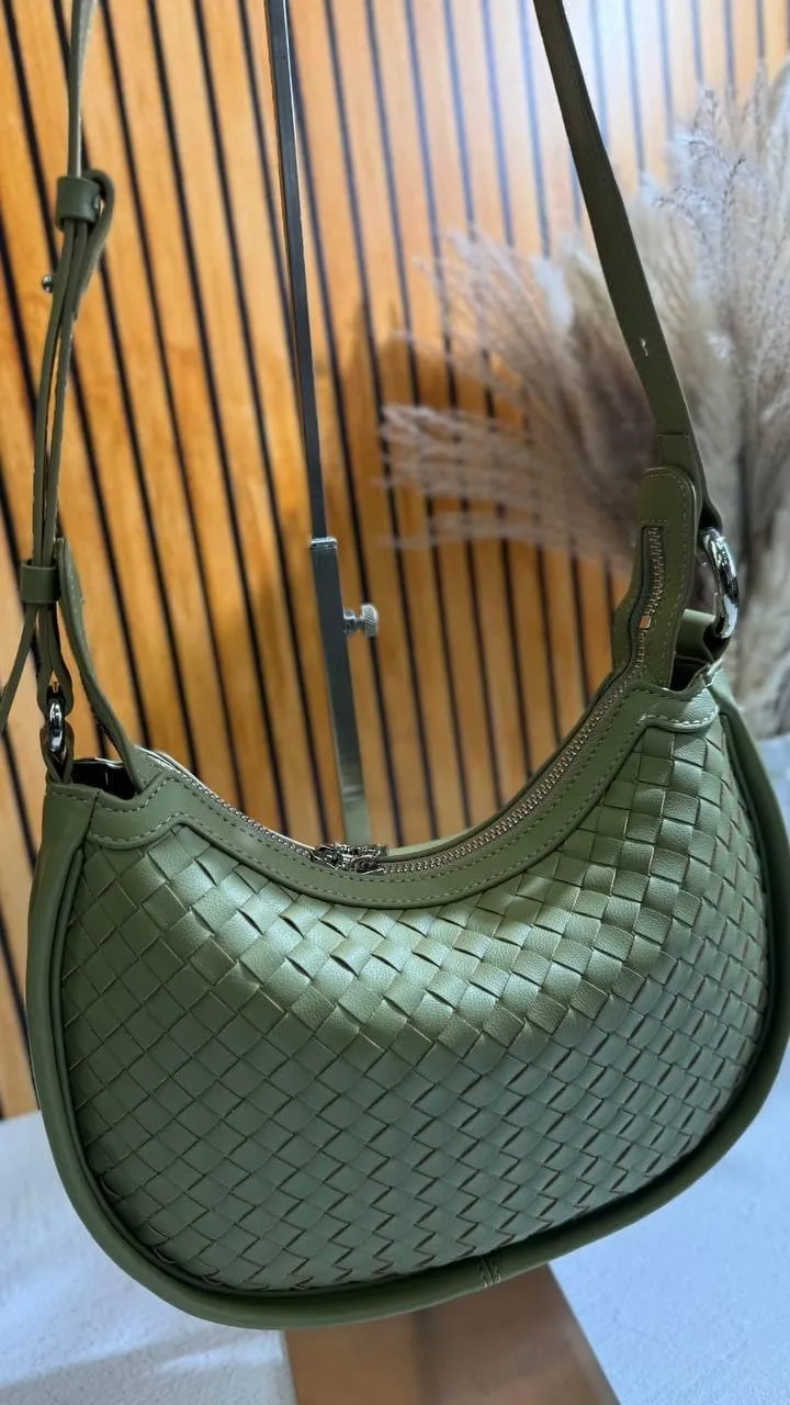 Hobo Bag Eleganza  Chic and Versatility in One Accessory