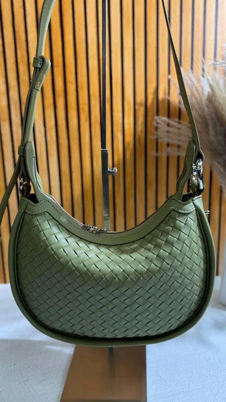 Hobo Bag Eleganza  Chic and Versatility in One Accessory