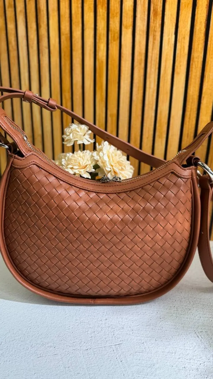 Hobo Bag Eleganza  Chic and Versatility in One Accessory