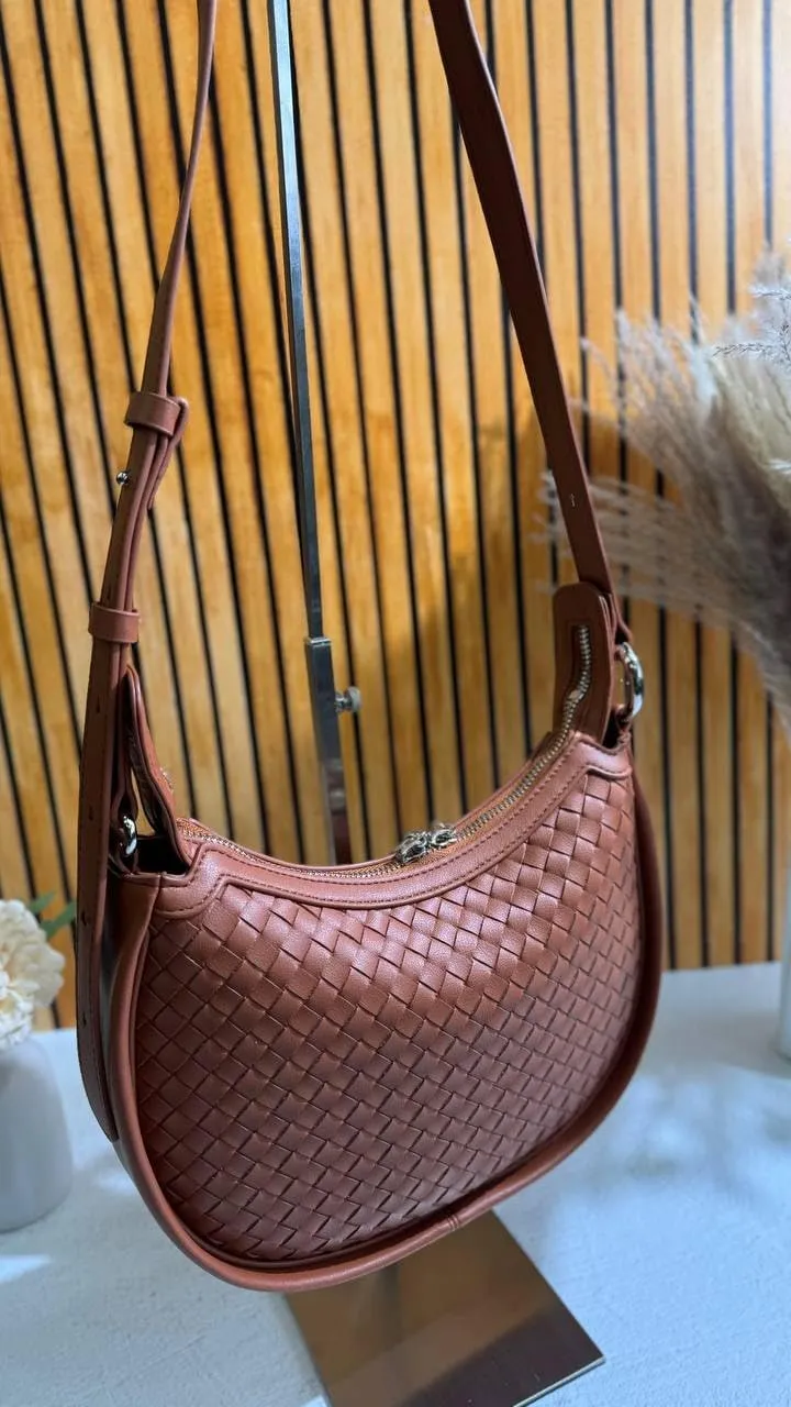 Hobo Bag Eleganza  Chic and Versatility in One Accessory