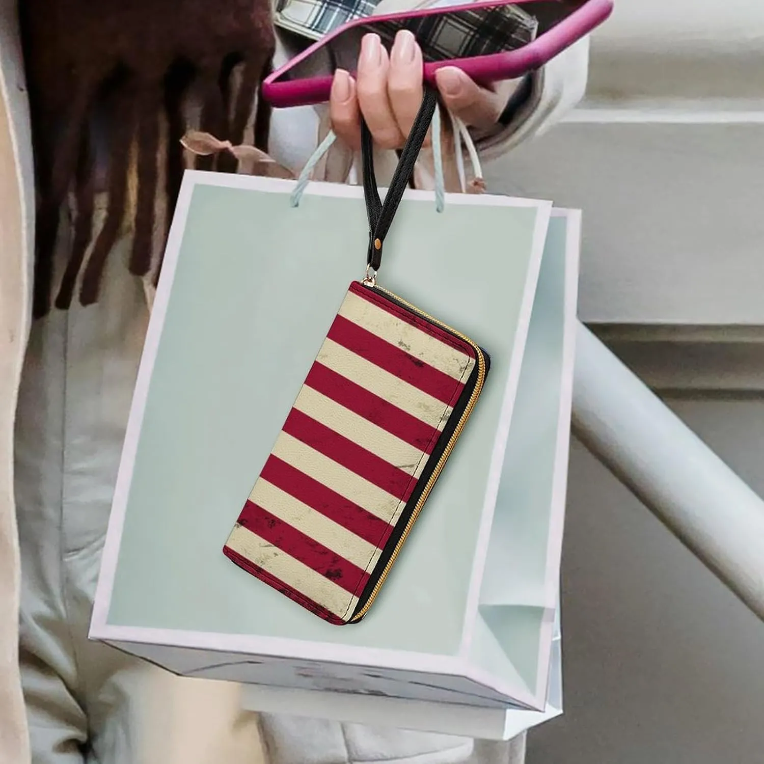 Women's Vintage Retro American Flag PU Leather Clutch with Wristlet, 7.8x4.1x1.4 Inch Compact Wallet for Daily Essentials, Fashionable and Functional Design